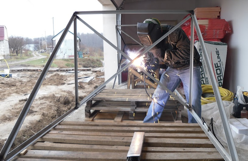 Preparation of metal structures (masts in assembly)